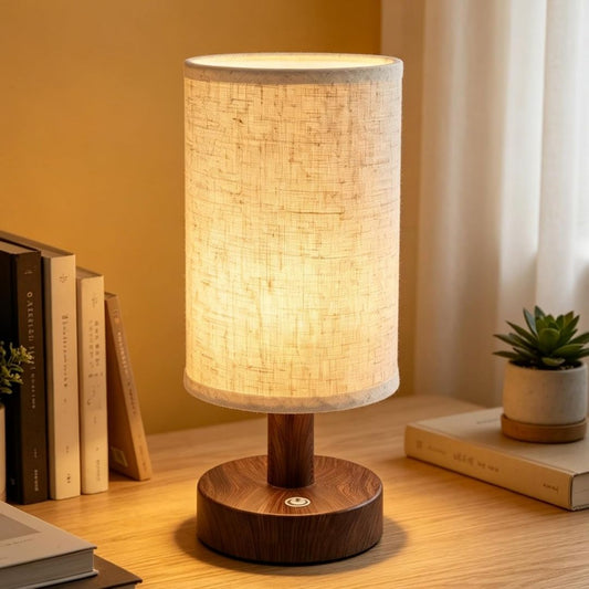 Koselig Treverk Bordlampe - Dekorativ nattbordslampe med tekstilskjerm